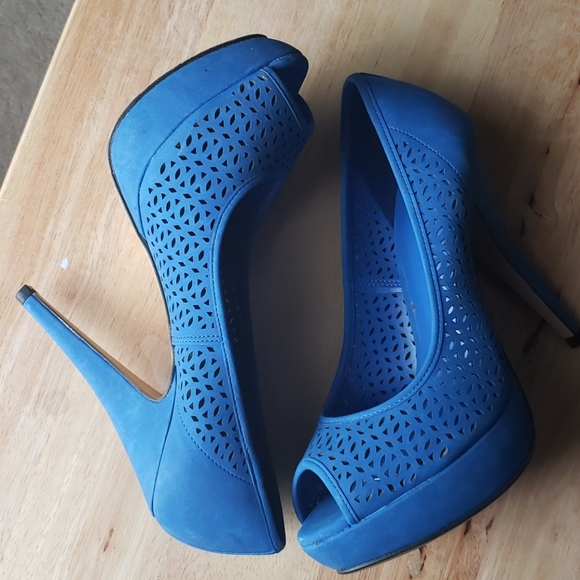 Shoe's - Picture 2 of 4